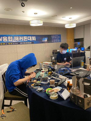 '8회 대한민국 SW융합 해커톤대회'에 참가한 도전자들이 SW 융합기술을 접목한 프로토타입을 제작하고 있다. <NIPA 제공>